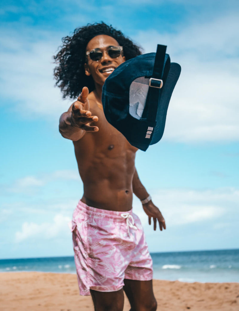 homme en maillot de bain luxe casquette plage france sac de bain sac marin initiatives sac de bain plage